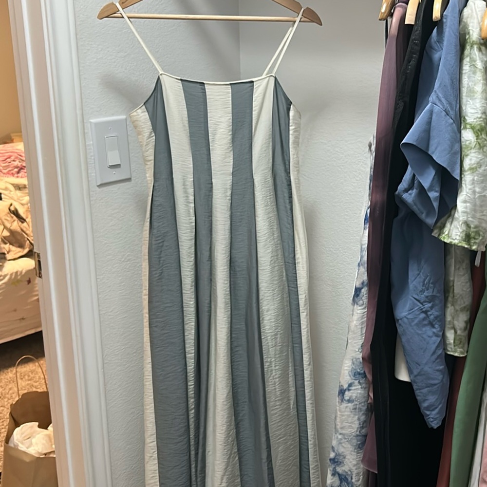 Elegant Striped Maxi Dress - Gray and White - Picture 3 of 9